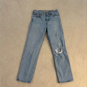 NWOT Levi’s Light Wash Distressed Women's Straight Leg Jeans